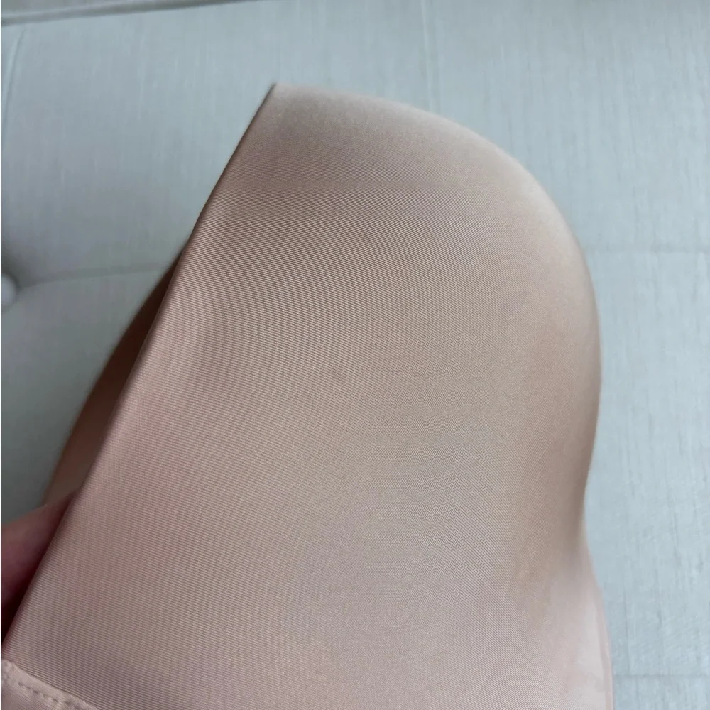 SKIMS Wireless Form Strapless Bra in Mica - Seamless Tan Bandeau